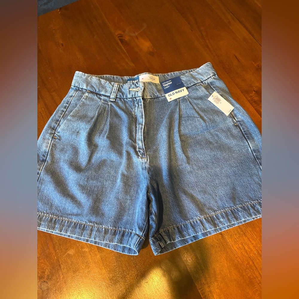 Adjustable waist, jean shorts, classic OldNavy with trouser style pockets! Med.